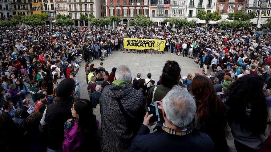 Miles de personas se concentraron en la Plaza del Castillo de Pamplona en señal de protesta. // Efe