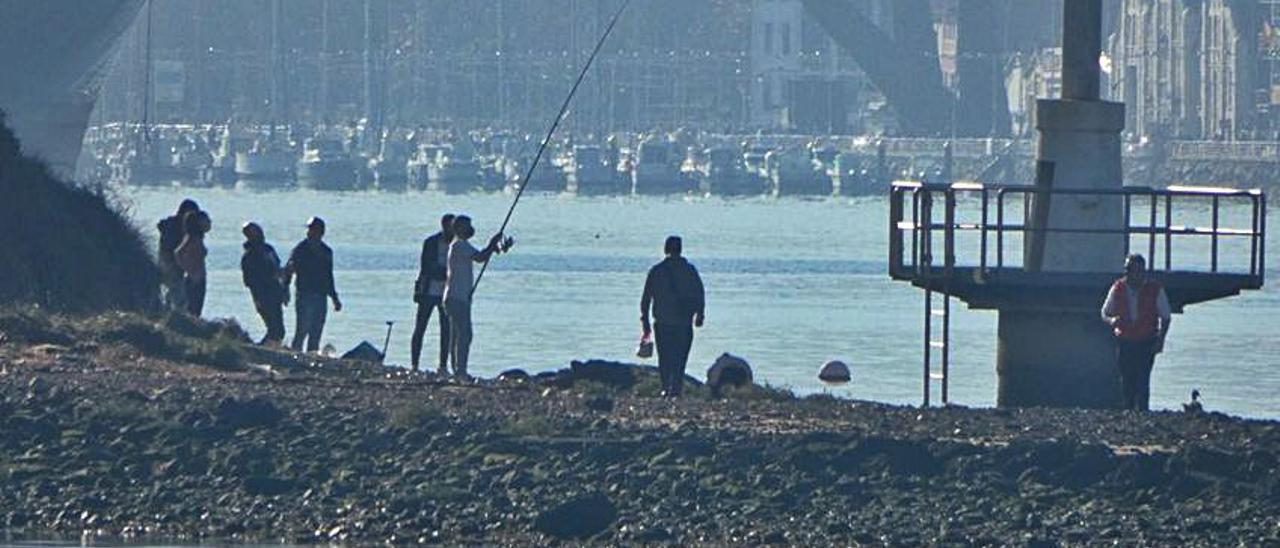Un grupo disfrutando en el pedrero de Zeluán con cañas de pesca, cuyo uso está prohibido en el espacio protegido.