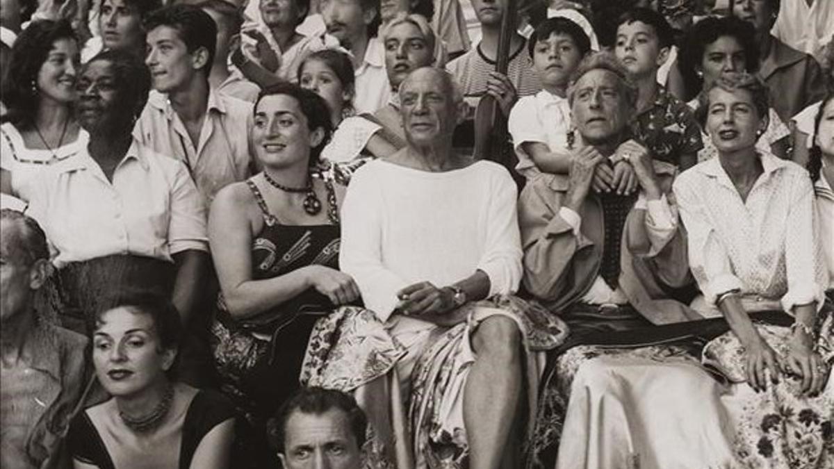 'Picasso en los toros', imagen de Jan Adam Stevens, que fotografió al artista con su familia y amigos en verano de 1955 en Vallauris (Francia), que forma parte de la muestra del Museo Picasso sobre sus últimas adquisiciones y donaciones.