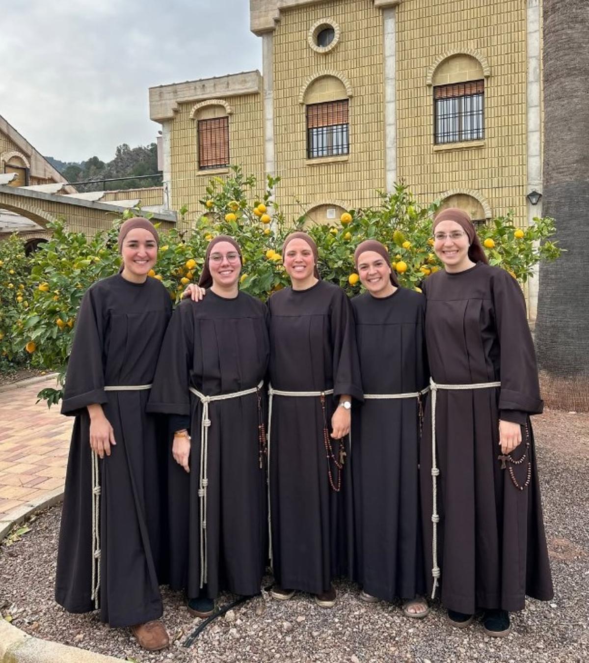Hermanas Pobres de Algezares que tocan música.