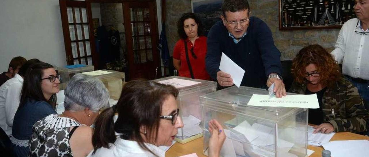 La cofradía de Carril celebró el sábado elecciones generales y ayer en las agrupaciones sectoriales.// N. P.