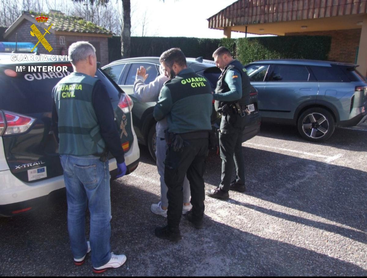 Agentes de la Guardia Civil detienen en O Porriño a uno de los investigados