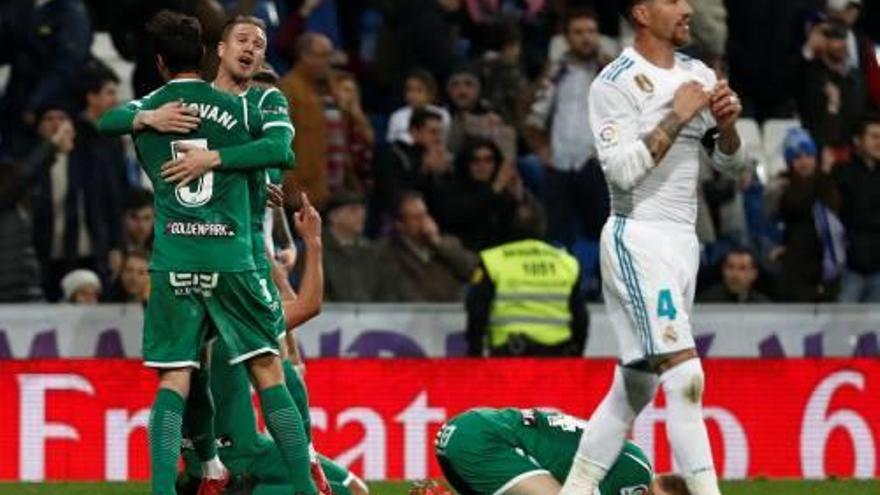 Els jugadors del Leganés celebren al costat d&#039;un Ramos abatut.