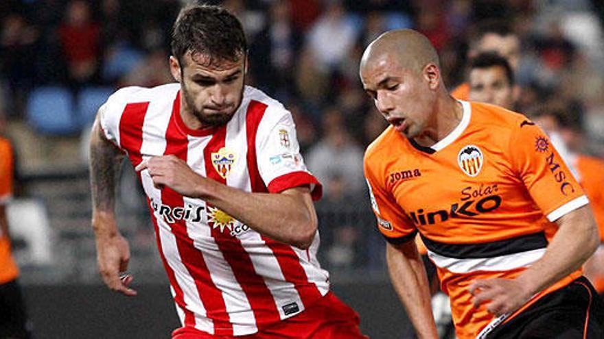 Feghouli conduce el balón ante Torsiglieri.