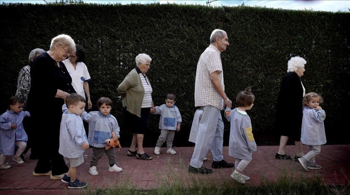 La residencia para la tercera edad Orpea, en Meco (Madrid), tiene guardería en el mismo edificio para que ancianos y bebés realicen actividades conjuntas.