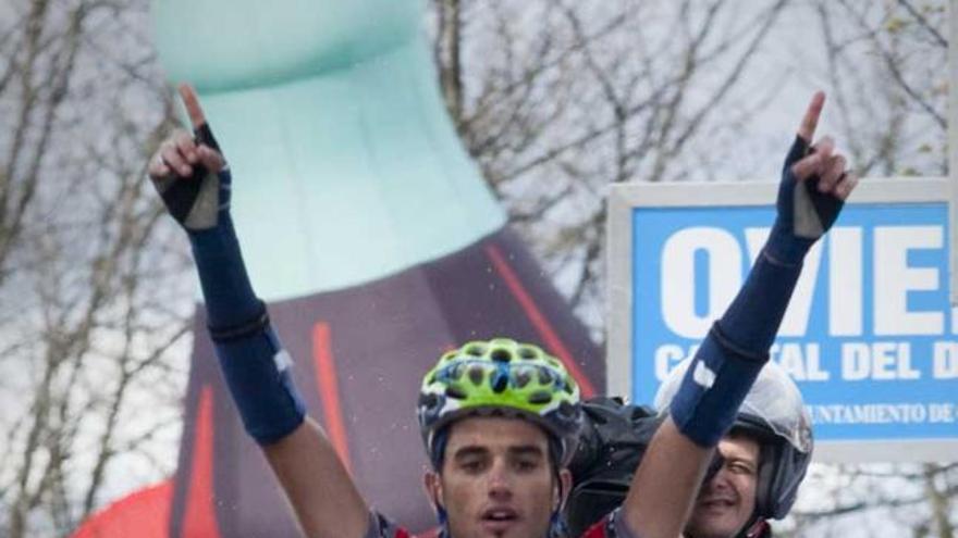 Intxausti celebra su victoria en la Vuelta al llegar al Naranco.