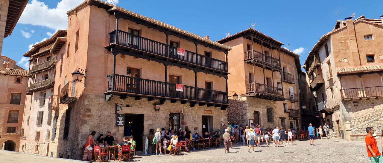La plaza de Albarracín, repleta de turistas en las terrazas, un animado día de este verano.