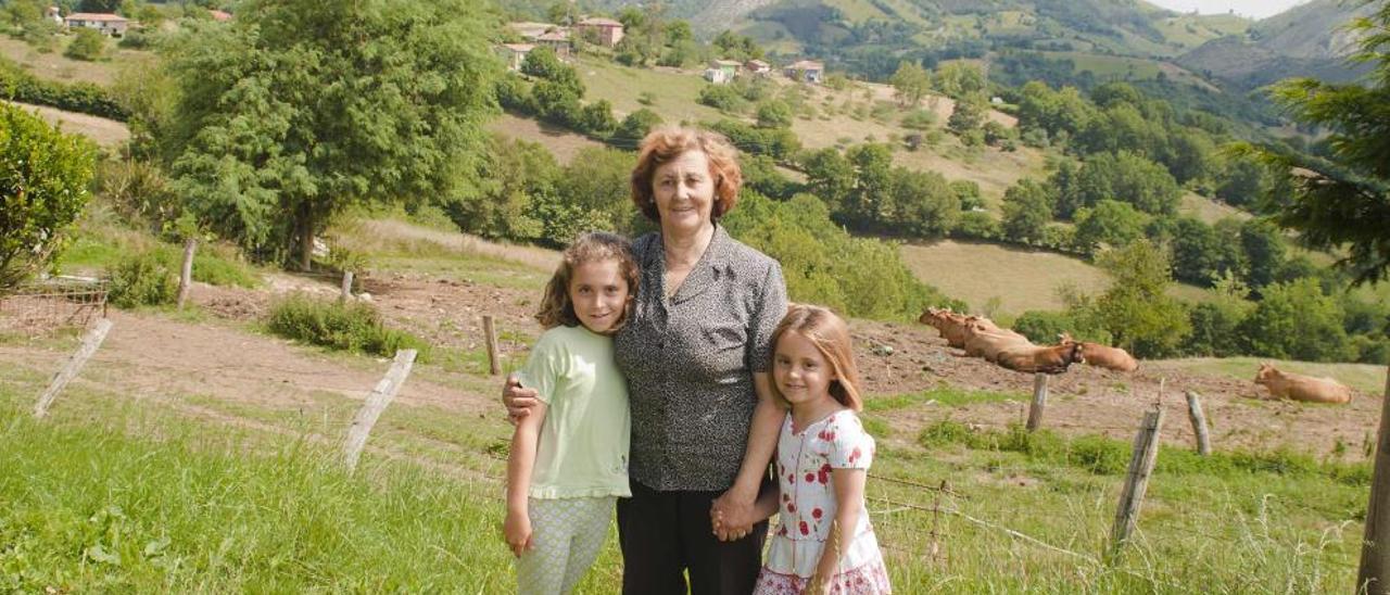 Por la izquierda, Mara Martínez Peón con su abuela, Hortensia González, y su hermana Miriam.