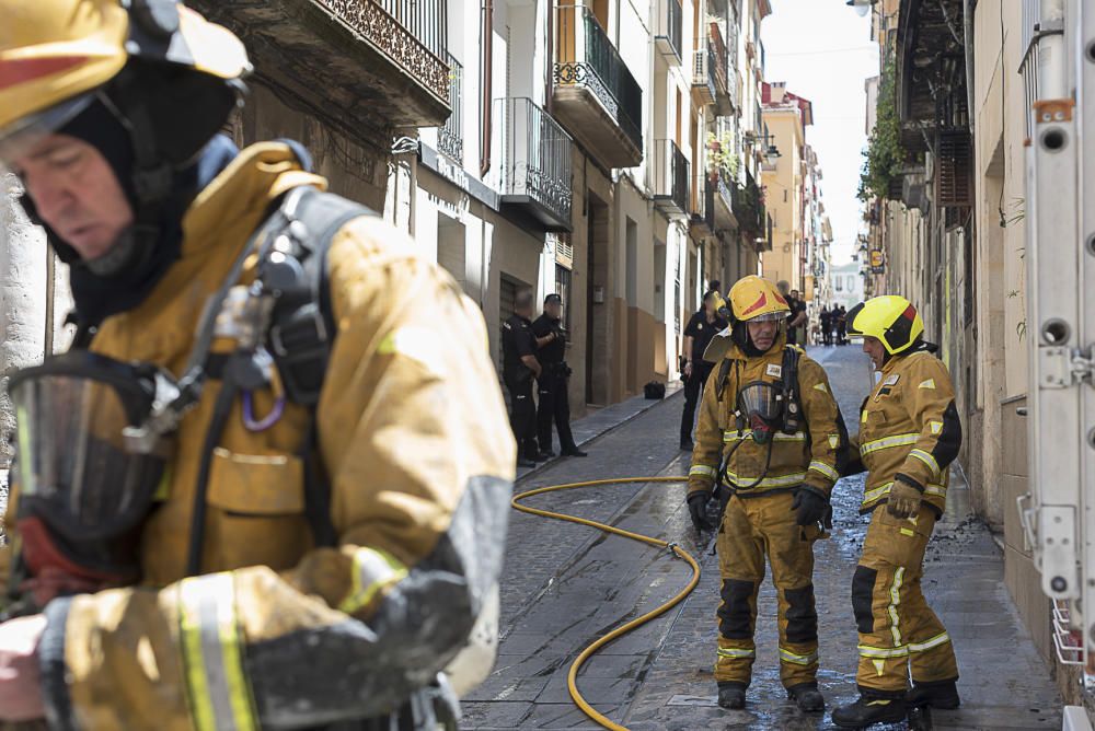 Imágenes del incendio en una vivienda de Alcoy.