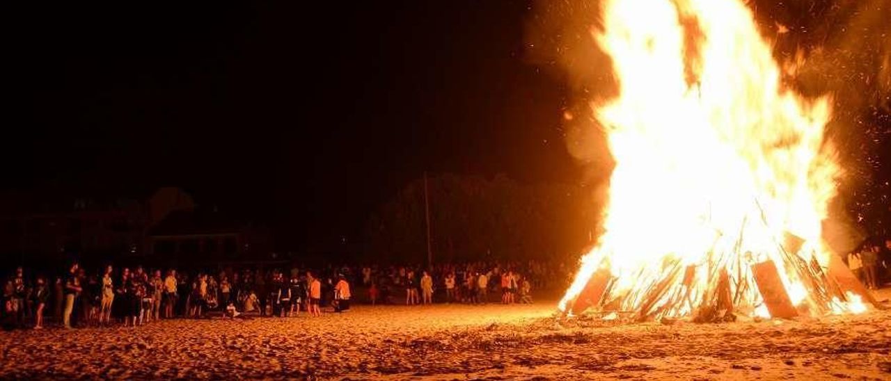 Una de las hogueras de San Juan en Bueu de años anteriores. // Gonzalo Núñez Una de las hogueras de San Juan en Bueu de años anteriores. // Gonzalo Núñez