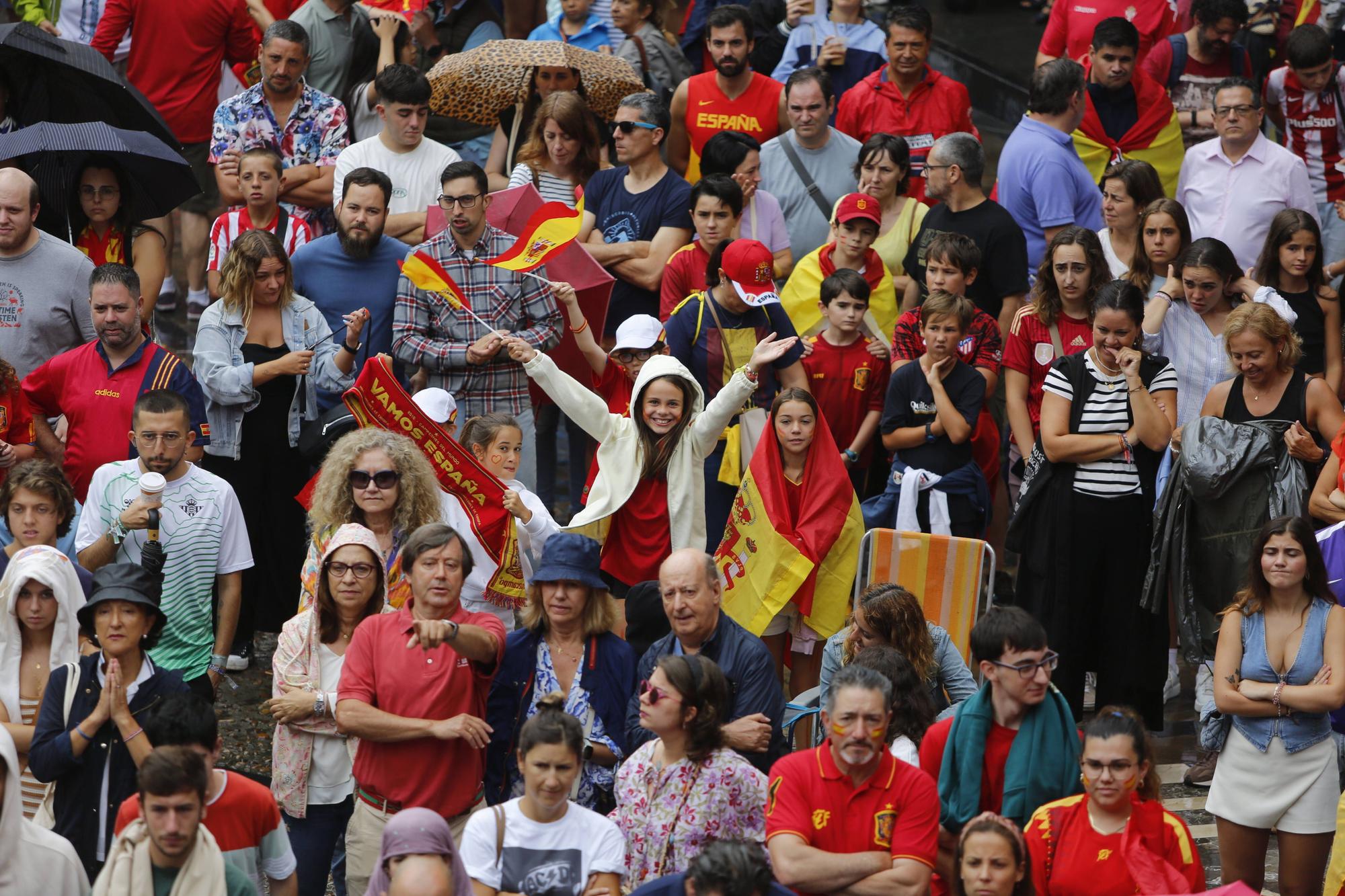 Gijón se vuelca (pese a la lluvia) animando a España en la final del Mundial de fútbol femenino