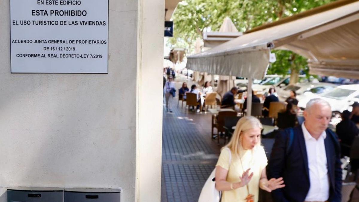 Cartel anunciador del acuerdo de los propietarios contra las viviendas turísticas en un bloque de Córdoba. | MANUEL MURILLO