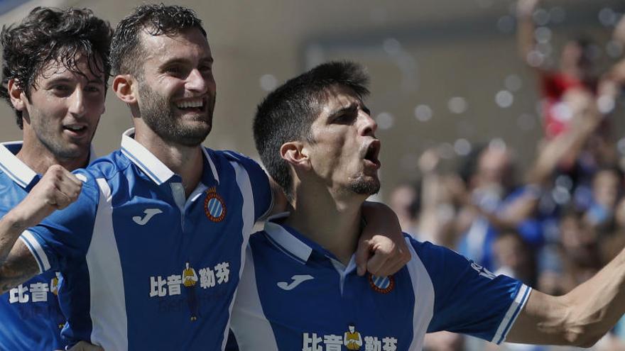 Gerard Moreno celebra su gol con Baptistao y Granero.