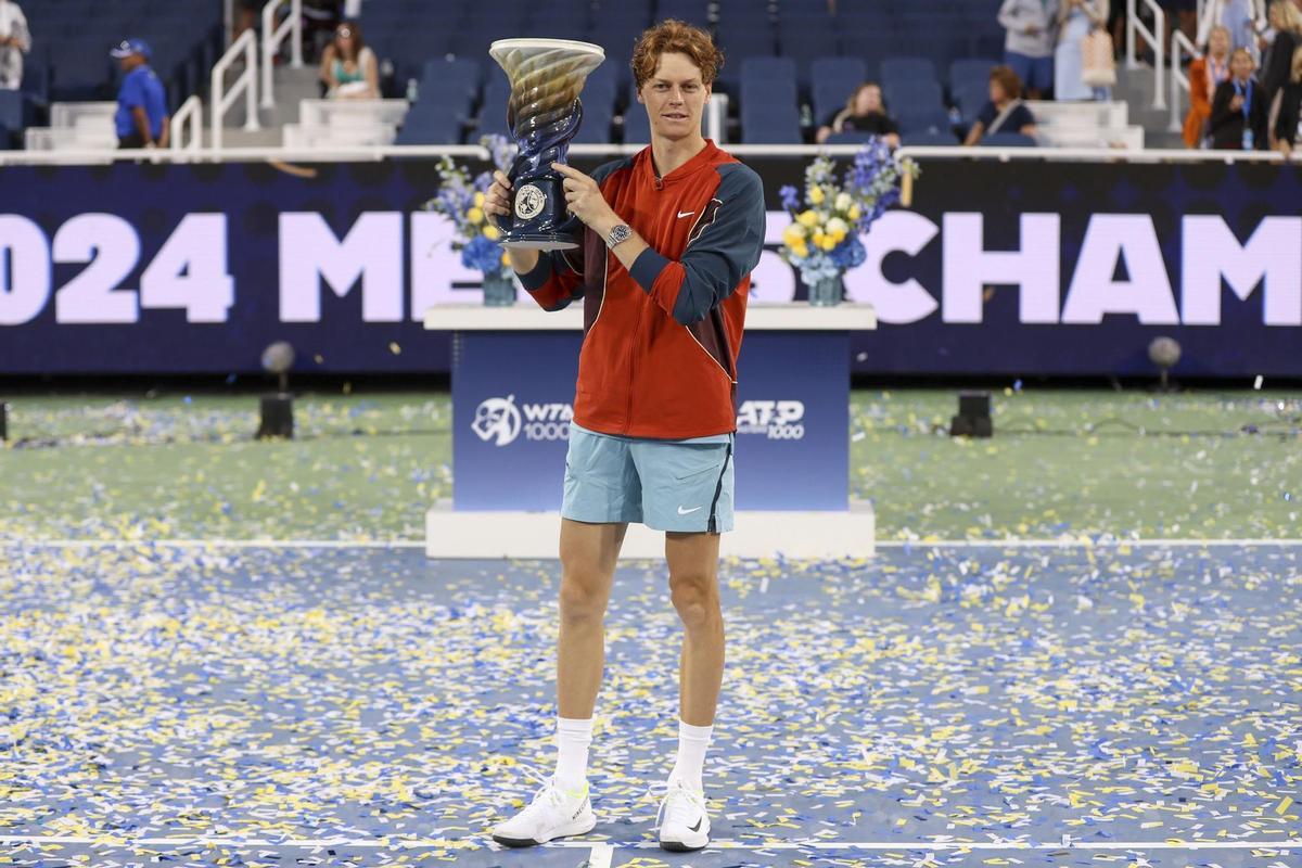 Jack Sinner posa con el trofeo logrado en el Masters 1000 de Cincinnati.