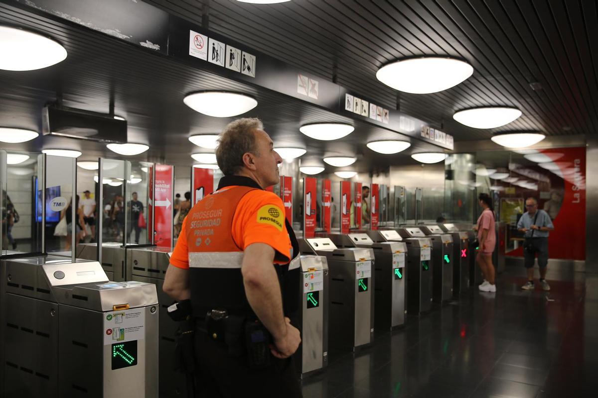 Un vigilante de seguridad, en la estación de metro de Sagrera, este miércoles