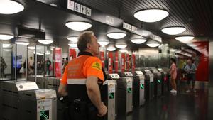 Un vigilante de seguridad, en la estación de metro de Sagrera, este miércoles