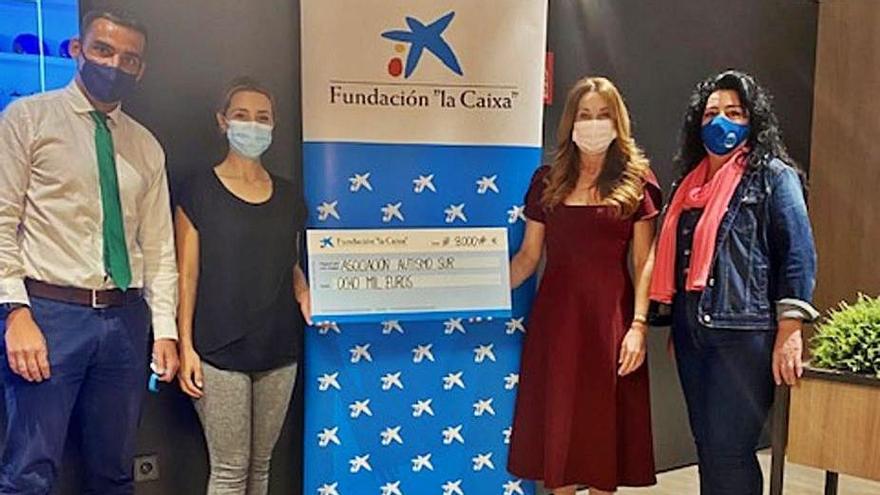 Representantes de la asociación con directivos de CaixaBank.