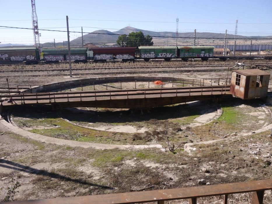 La joya de la estación es su placa giratoria, una pieza de auténtico patrimonio histórico ferroviariio, en el que las locomotoras daban la vuelta para invertir el sentido de la marcha en el trayecto Valencia-Alicante o viceversa.