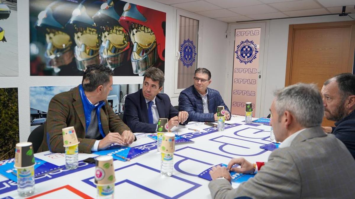 Carlos Mazón, en una reunión hoy con representantes policiales y de Bomberos.