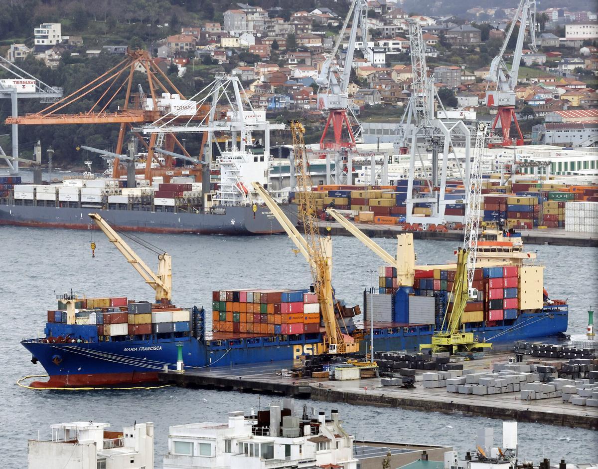 Llega a Vigo un buque mercante con un espectacular corrimiento de carga causado por el fuerte oleaje
