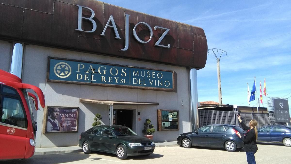 Una mujer hace una fotografía del Museo del Vino de Pagos del Rey, enclavado en Morales de Toro