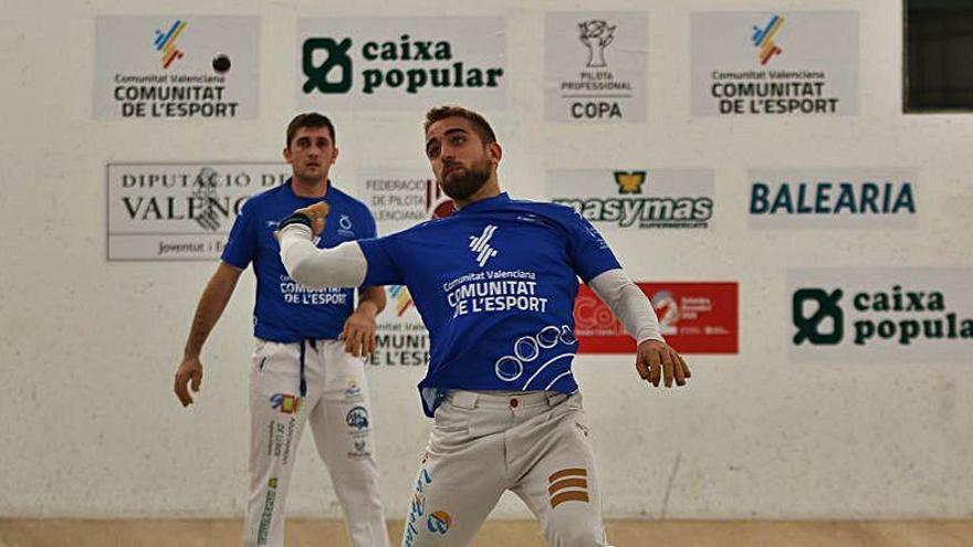 Conillet jugant de volea en un moment de la final disputada ahir al trinquet Pelayo.