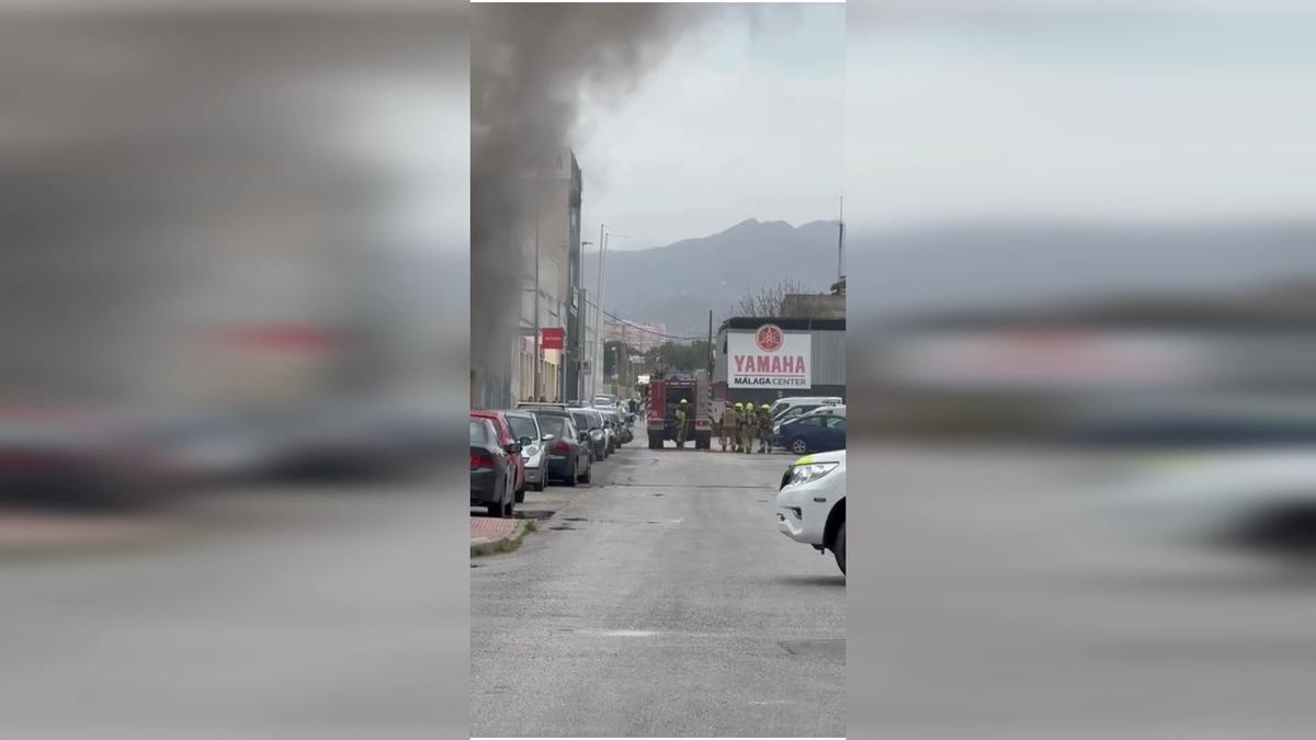 Un incendio deja sin suministro eléctrico a un centenar de empresas en Málaga