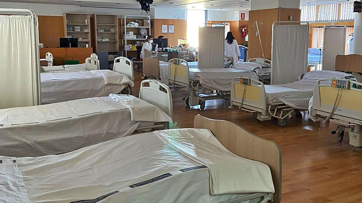מיטות באודיטוריום של בית החולים סנט ג'ואן.