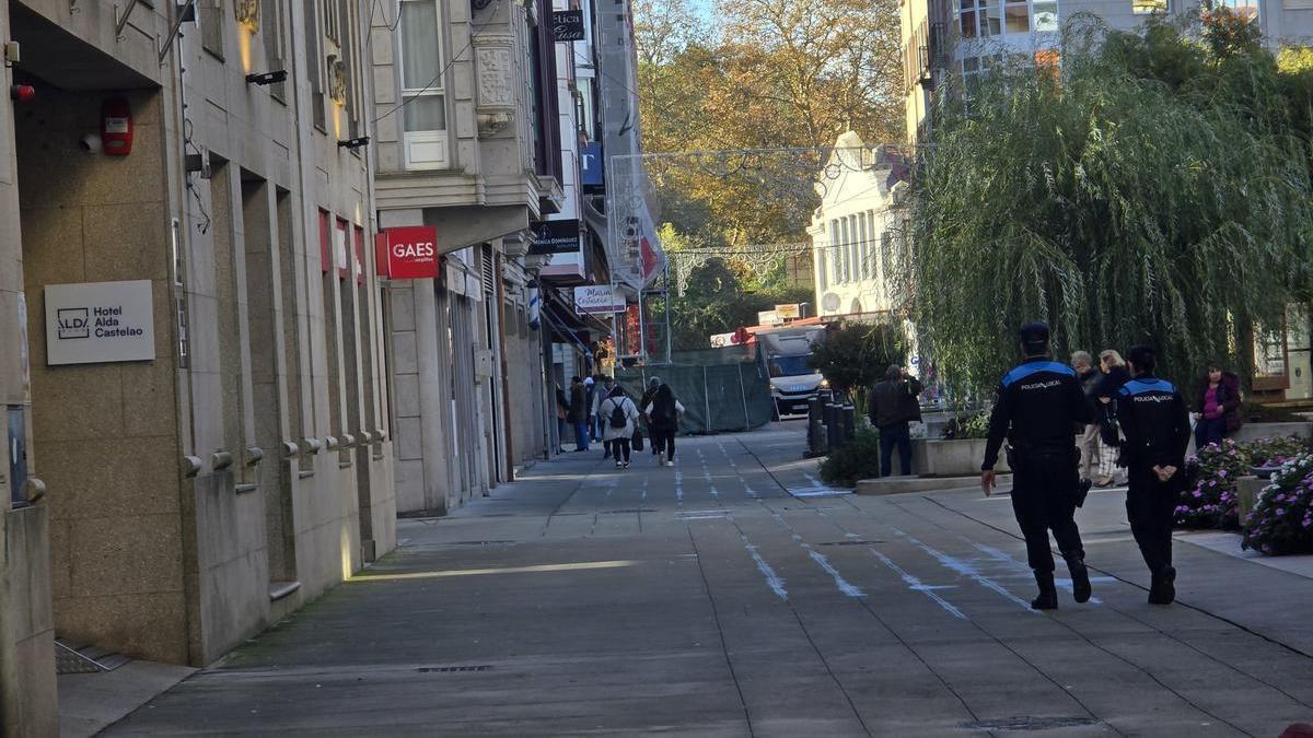 Agentes de la Policía Local de Vilagarcía en la zona donde se produjeron los hechos.