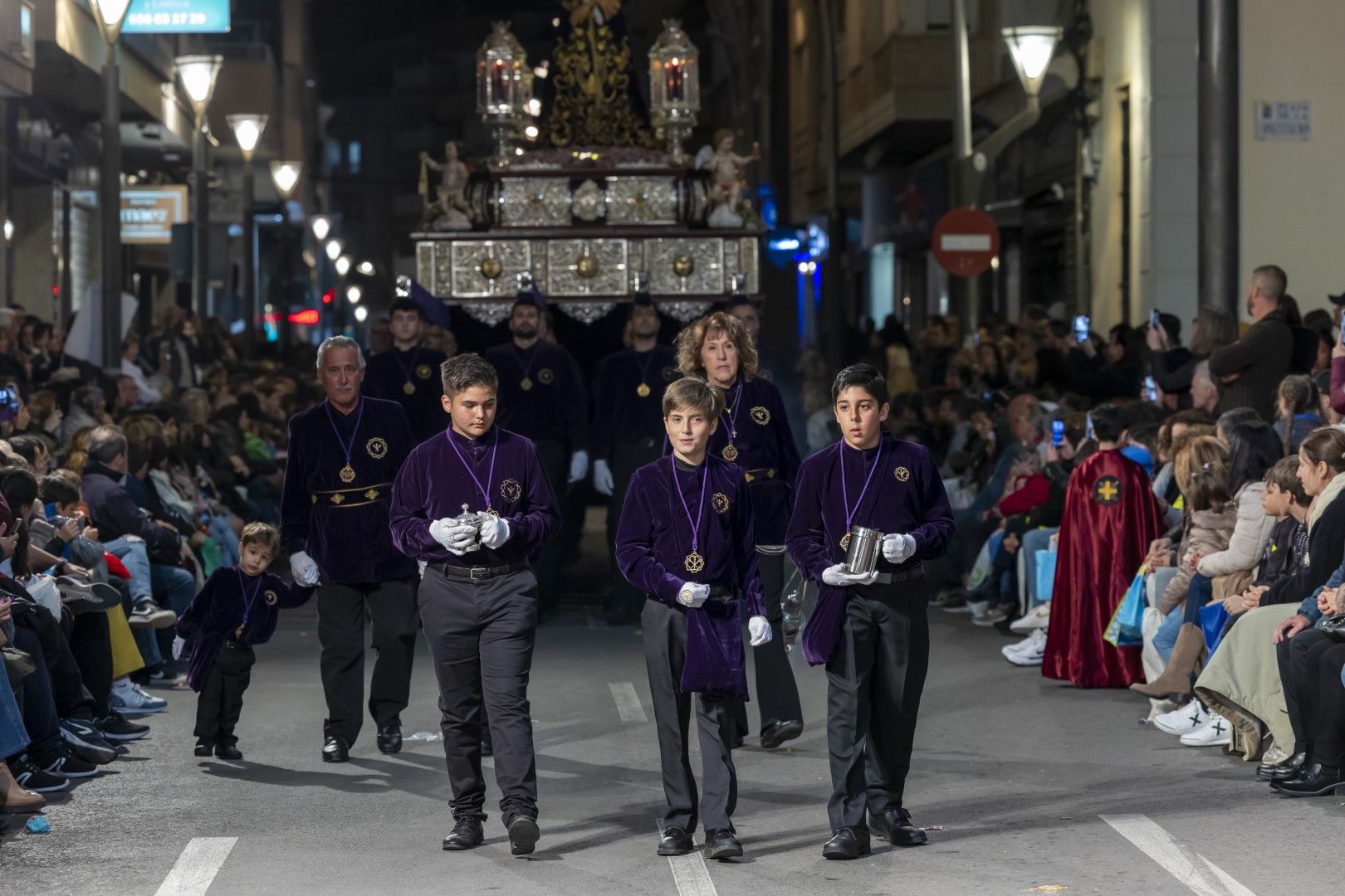 Las quince cofradías de la Semana Santa de Torrevieja recorrieron las calles en Viernes Santo