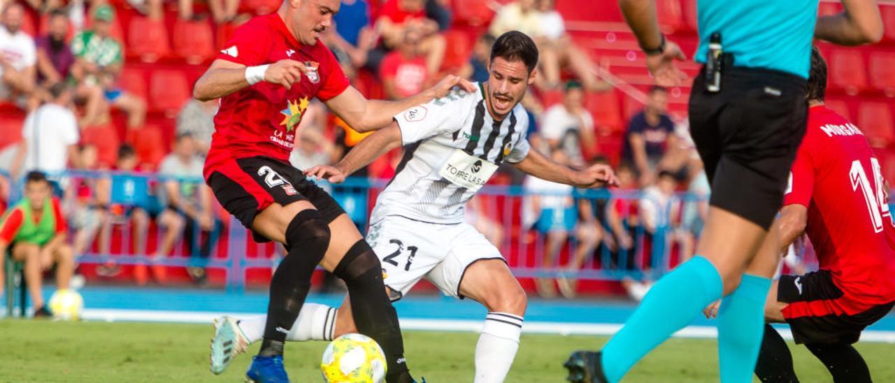 Javi Cabezas, autor del gol que adelantó a La Nucía en el Estadi Olímpic, controla un balón ante la oposición del jugador del Castellón Jorge Fernández.