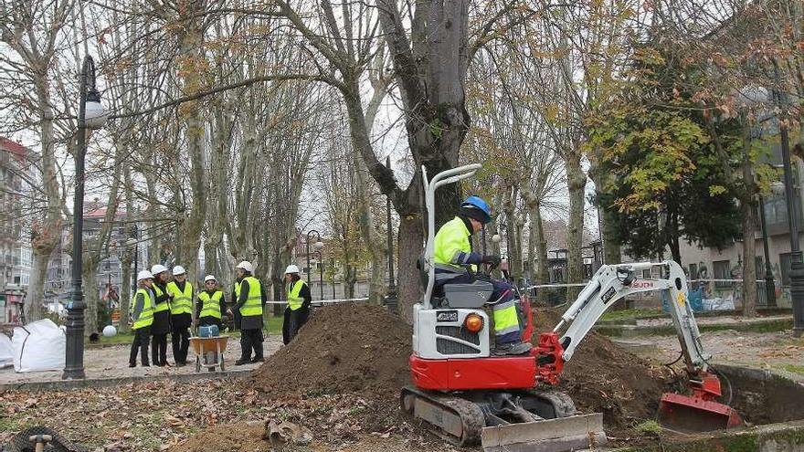 La comitiva oficial, ayer, durante la visita a la obra del Parque de A Ponte. // Iñaki Osorio