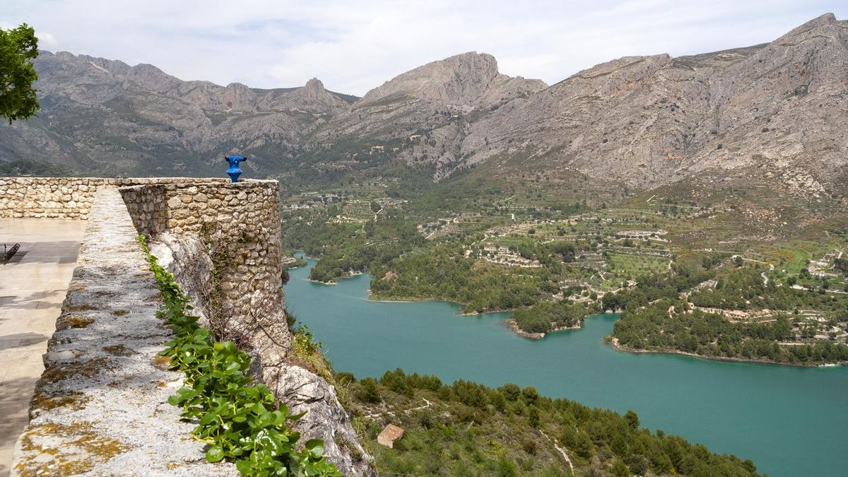 El pueblo medieval con las rutas de senderismo más espectaculares de España: con un castillo del siglo XI y paisajes de otro mundo