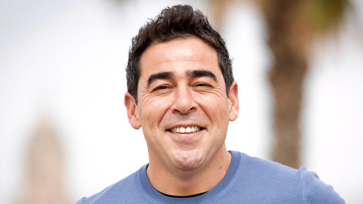 Pablo Chiapella vive en una casa estilo modernista con cine privado