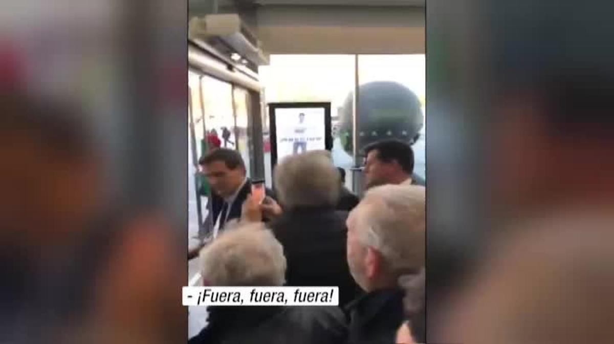 Los taxistas han protagonizado esta tarde en la madrileña estación de Atocha un enfrentamiento con el líder de Ciudadanos, Albert Rivera. Le han abucheado y llamado ’sinvergüenza’ y ’golfo’.