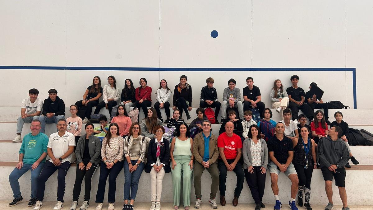 L’alumnat de l’institut ha tingut sessions de pilota, frontó i raspall, en el marc del programa de la UV ‘Conéixer el territori’.