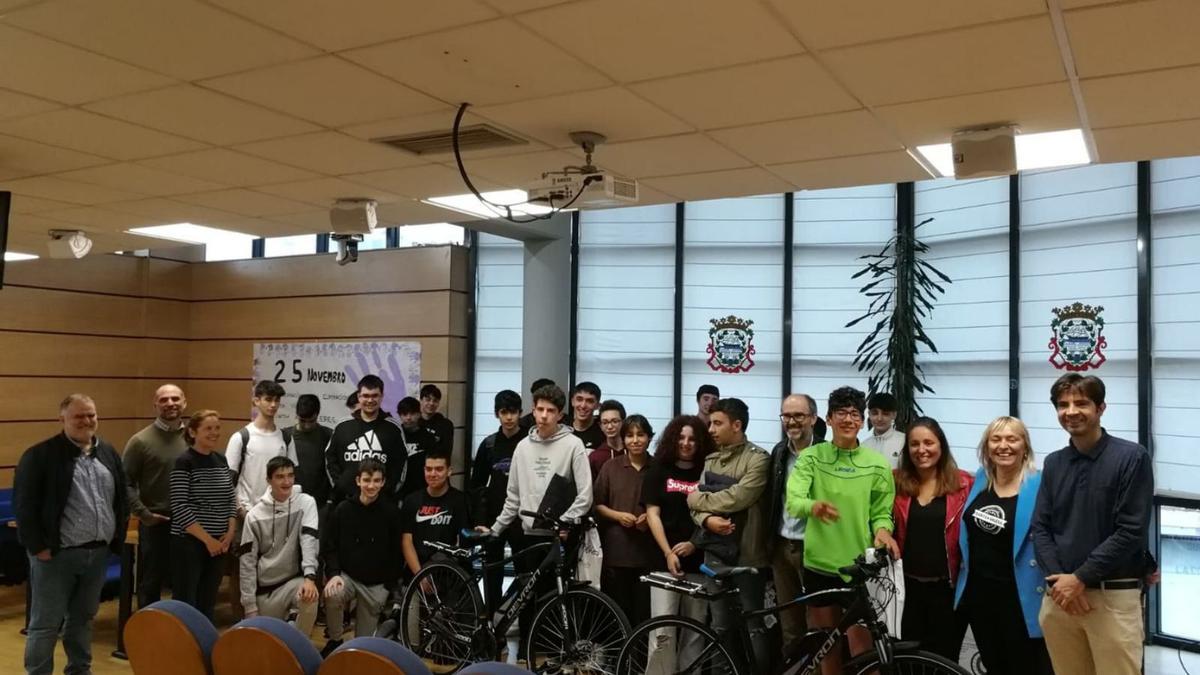 Un total de 30 alumnos logra el reto de 21 días en bici al instituto | FDV