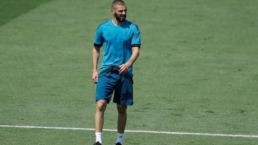 Benzema ya corre sobre el césped