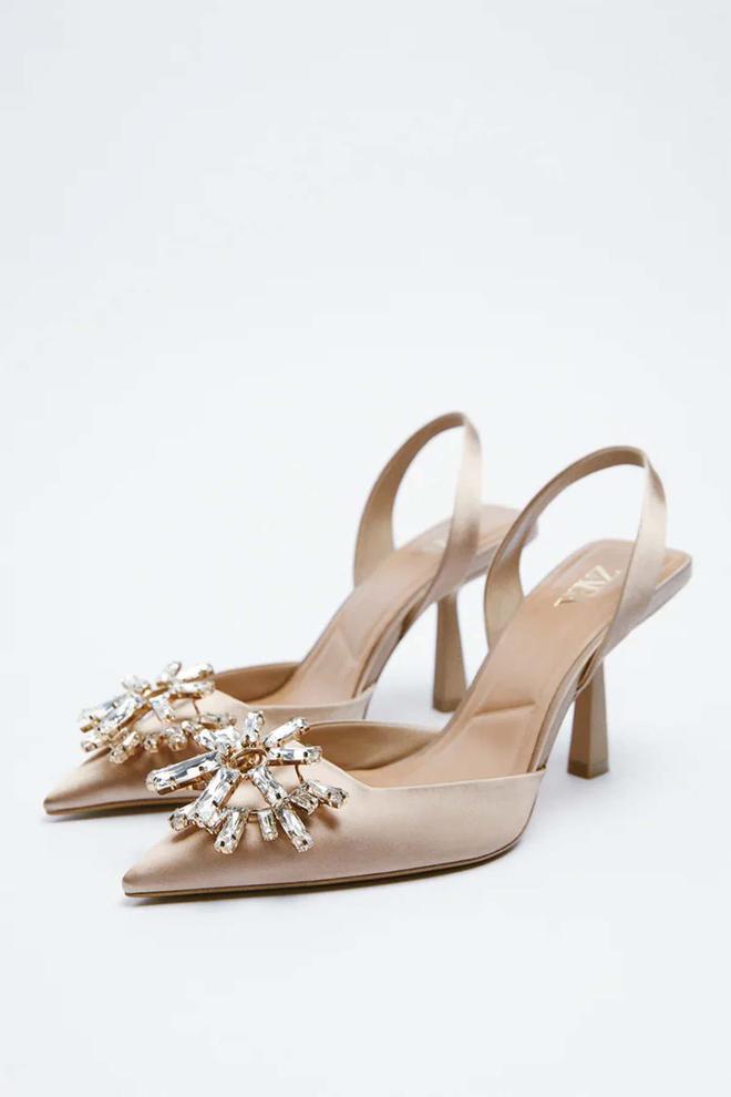 Zapatos de tacón destalonados con detalles joya de Zara