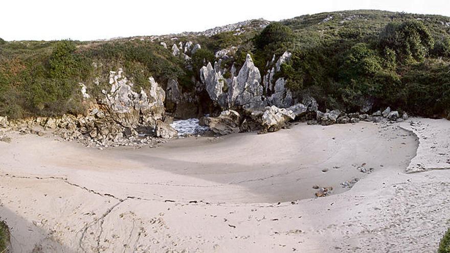 Playa de Gulpiyuri.