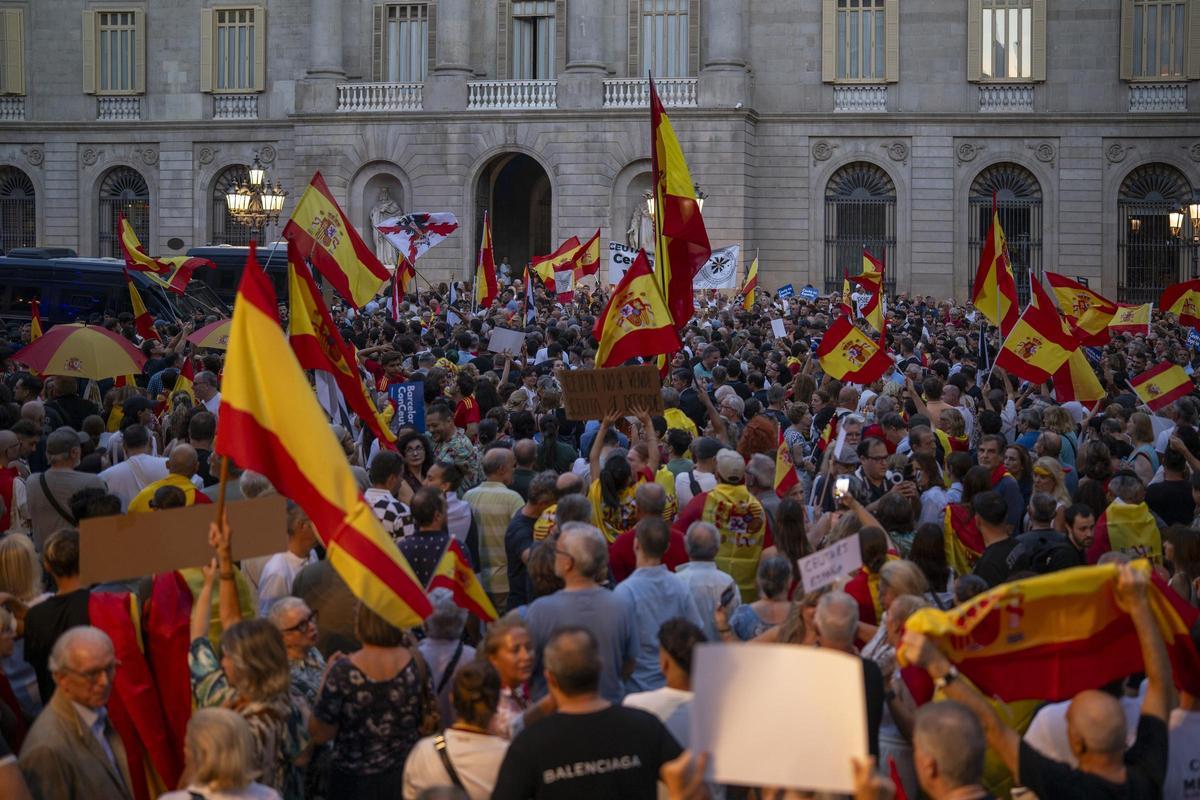 Manifestantes durante una concentración en apoyo a la población ceutí, a 2 de septiembre de 2026, en Barcelona, Catalunya (España). Coincidiendo con el Día de Ceuta, más de 260 municipios españoles han sido convocados para mostrar su apoyo al pueblo ceutí