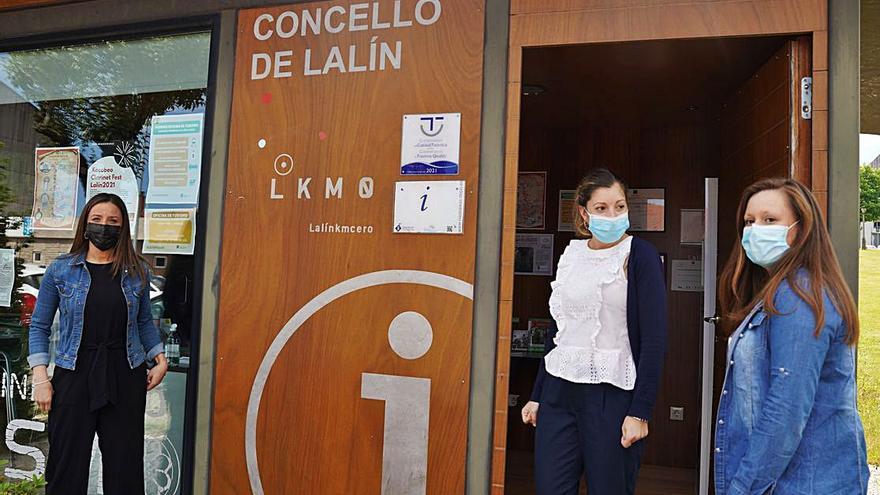 Begoña Blanco, en la Oficina 
de Turismo de Lalín, junto a 
las dos guías que la atienden.