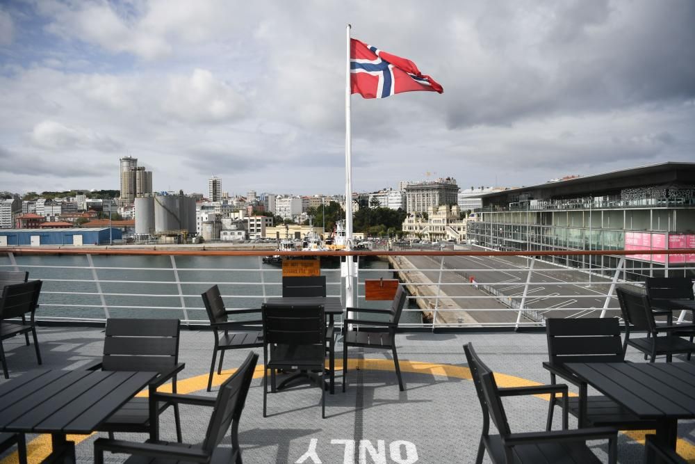 El barco de exploración MS Fram, buque insignia de la compañía noruega Hurtigruten, ha realizado una parada en A Coruña, el primer puerto de España en el que recala en su recorrido a la Antártida.