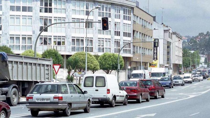 Varios coches circulan en el desvío de Perillo hacia la carretera de Sada.