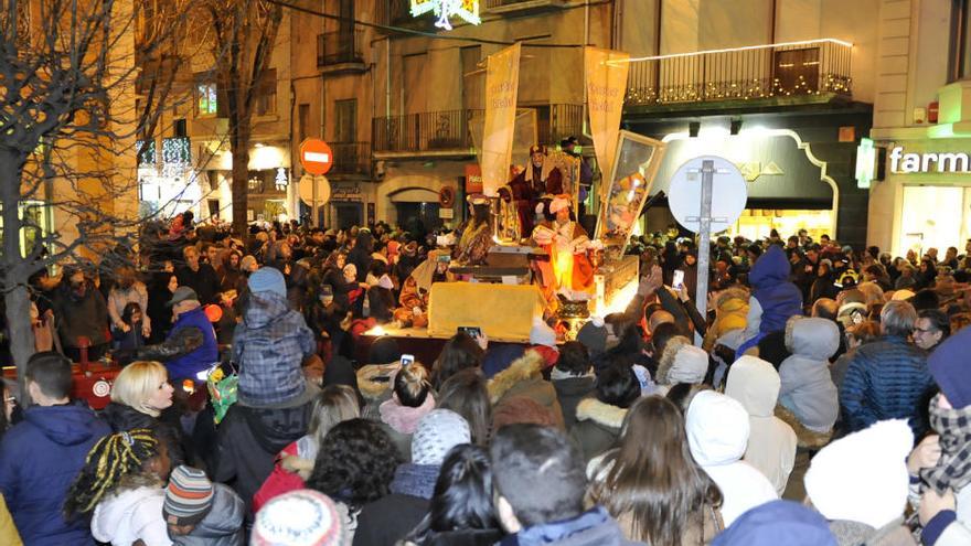 Música, neu i molt de carbó per rebre els Tres Reis a Figueres