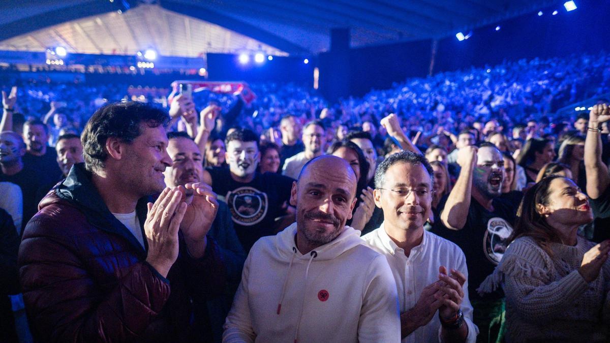 Carlos Tarife, segundo por la derecha entre otros políticos, en la final de murgas de 2023 en el recinto ferial.