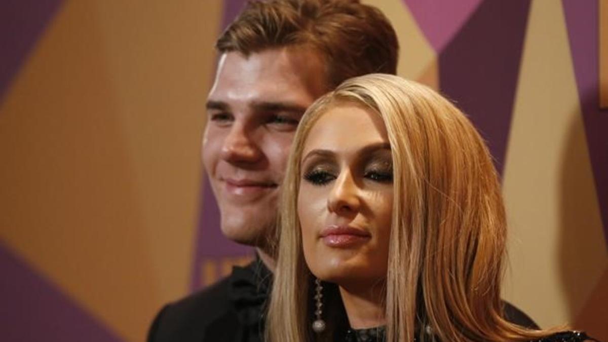 Paris Hilton y su prometido, el actor Chris Zylka, en una fiesta de HBO con motivo de los Globos de Oro.