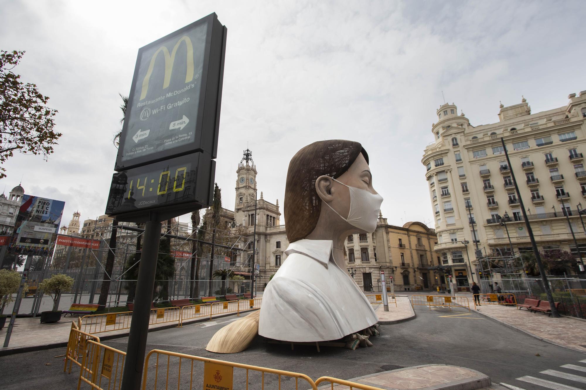 Así estaba en 2020 y así estaba hoy la plaza del Ayuntamiento a la hora de la "mascletà"