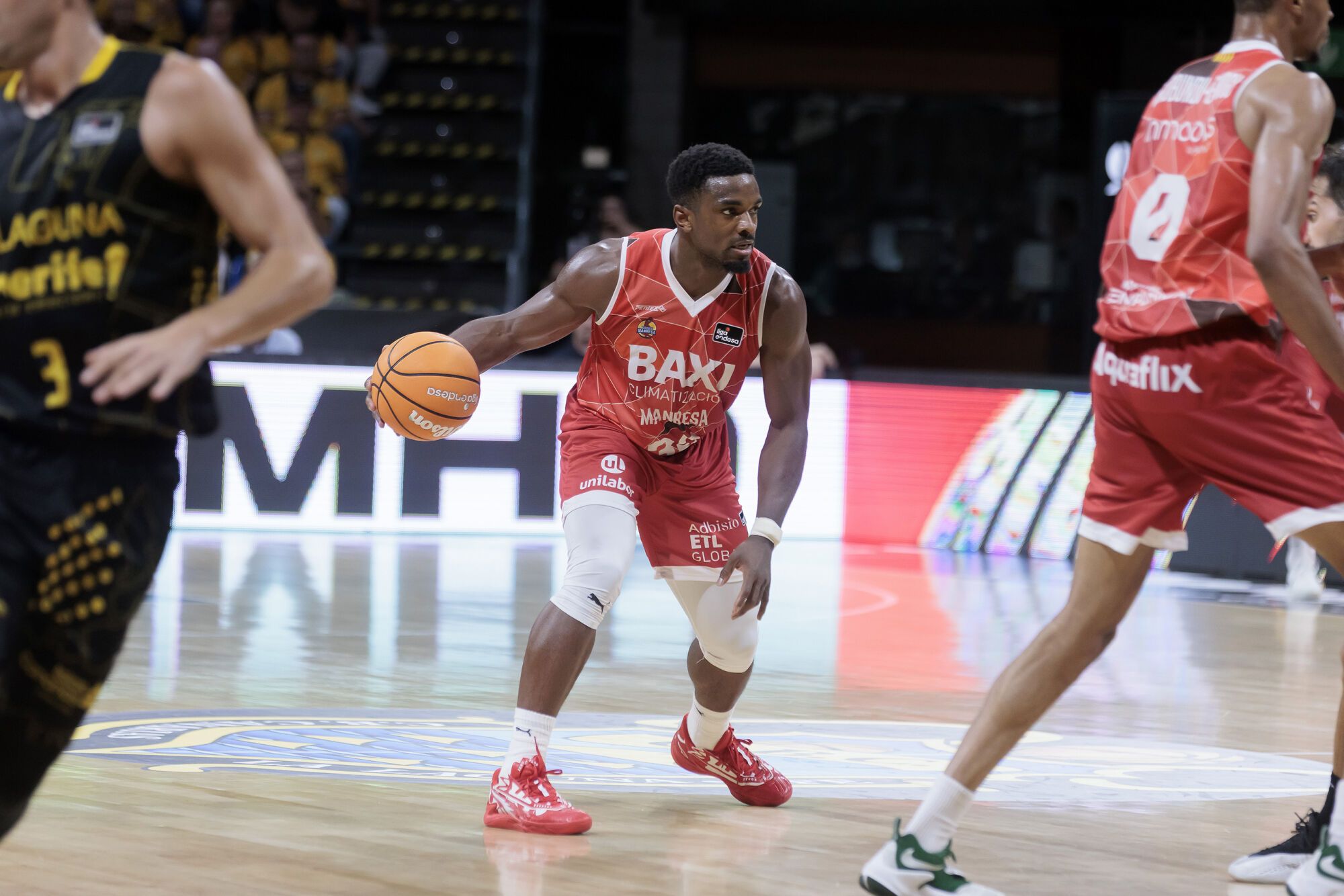 Un momento del encuentro entre el Baxi Manresa y el Laguna Tenerife.