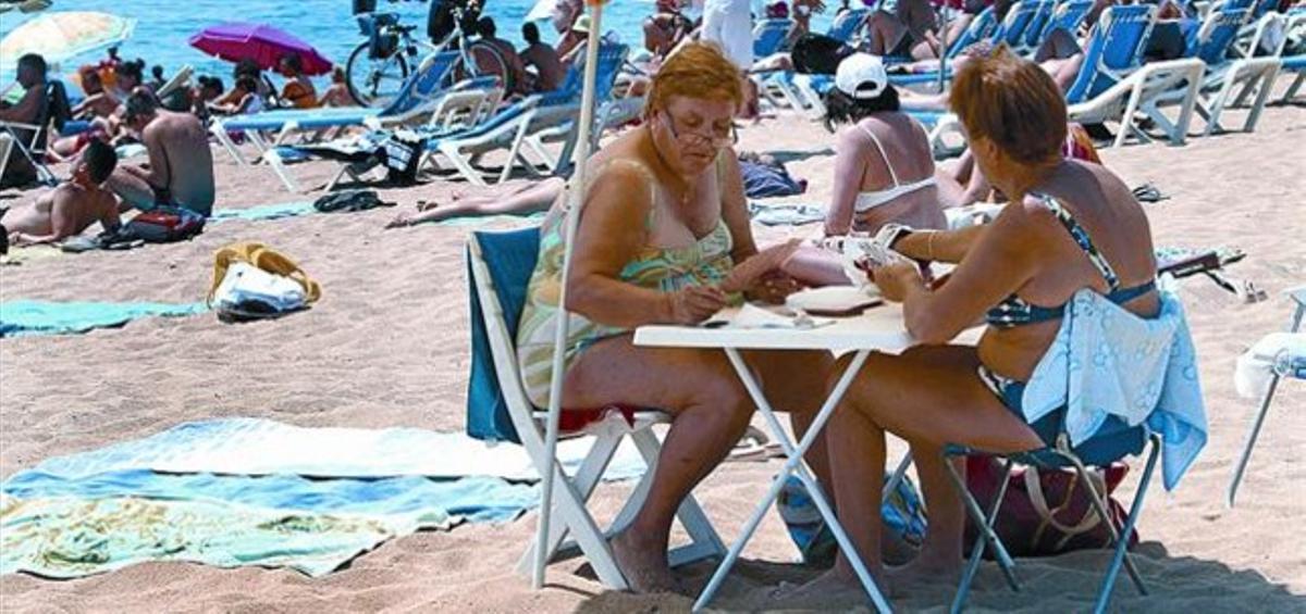 Estiuejants a la platja de Calella (Maresme), l’agost passat. Estiuejants a la platja de Calella (Maresme), l’agost passat.